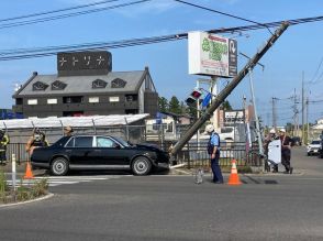 信号機が付いた電柱に乗用車が衝突　70代男性が軽傷＜宮城・名取市＞