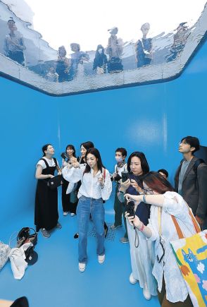 プールの中、観光客戻る　金沢２１世紀美術館、全館再開