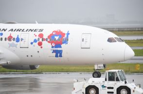 JALの「ミャクミャクジェット」が関西国際空港に飛来　紙コップにも
