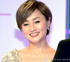 56歳・橋本志穂、超ミニスカ×ニーハイで“絶対領域”輝く　ゴルフウエア姿が「素敵」「何着ても似合う」と反響