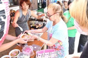 海産物販売にぎわう　尾道の人気ラーメン店出店も　野辺地で北前船寄港地祭