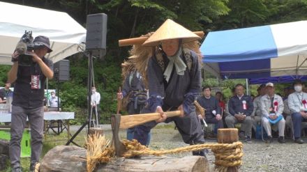 夏山シーズン到来　南アルプス開山祭　束ねたツルを斧で切り山を清める「蔓払い」の儀式で安全祈願