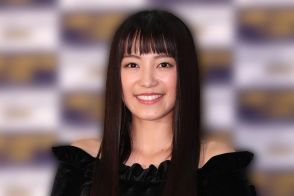 ＜miwa＞髪色をハイトーンカラーに　黒髪のイメージ一新　「こんなに奇抜なカラーが似合うとは」「青っぽいカラコンもすてき」の声