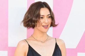 ＜今週のファッションチェック＞中村アン　大胆ワンピで美肌見せ　エッフェル塔プリント×ゴールドアクセで華やかに