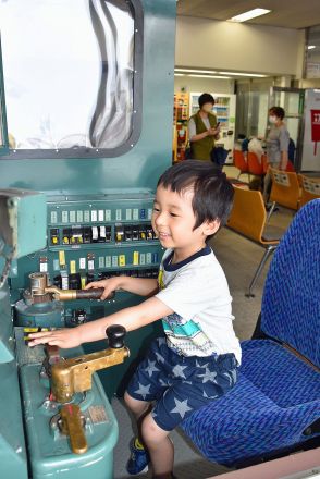 五所川原駅の待合室　昭和レトロに