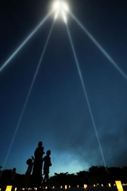慰霊の日前夜、空に平和の光　20万人超の沖縄戦戦没者らを追悼