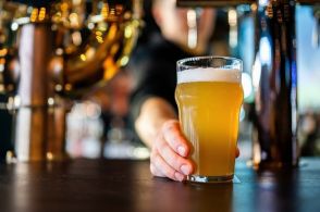 プライド月間に反発し「異性愛者はビール1杯無料」差別的なキャンペーンを発表したアメリカのバーに「ホモフォビア」批判殺到