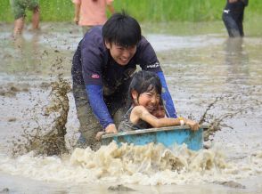 泥田に歓声　恒例企画で子どもたち「どろんこ」　自然の中で遊びまくり／兵庫・丹波篠山市