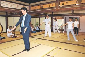 復興願い「光舞」奉納へ神職が稽古、富山で７月披露