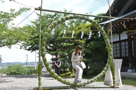 「夏越の大祓」前に茅の輪　参拝者が無病息災願う　館山の安房神社（千葉県）