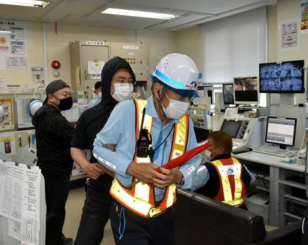 舞鶴若狭自動車道の料金所で凶器持った強盗を想定した防犯訓練　警察との連携など確認