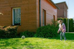 子どものボールが「近所の家の庭」に飛んでいってしまった！ 勝手に拾いに入ると、子どもでも「犯罪」になることはあるのでしょうか？「たまに拾いにいってる」とのことです…