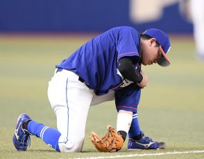 中日・村松が左肩を痛めて負傷交代　三遊間のゴロに飛びついての好捕も左肩押さえて送球できず　二遊間は山本、板山の元阪神コンビに