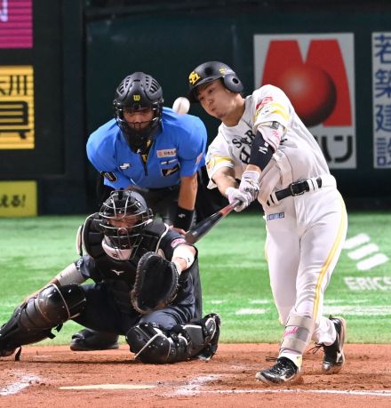 ソフトバンク佐藤直樹が勝ち越し二塁打　塁上で喜び爆発