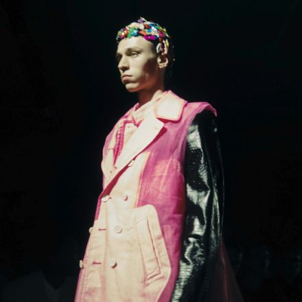 「コム デ ギャルソン・オム プリュス」はファッションで希望を照らす　光と闇をつなぐ鮮烈のピンク