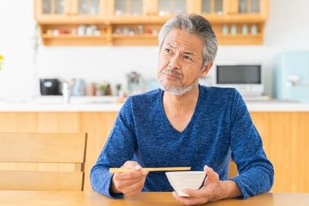 おひとりさまで生きていく！単身世帯の「老後の年金収入」＆「生活費」の平均はいくら？