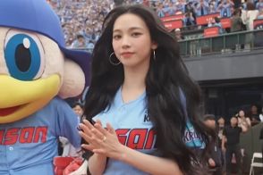 お腹チラリ、黒髪なびく韓国アイドル美女が豪快始球式　視聴率1％から爆上げ「歴史的場面だ」