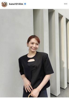 足立佳奈、“ちょっと背伸びなブラックコーデ”披露にファン大絶賛！「カッコ可愛い」「大人っぽくて好き」