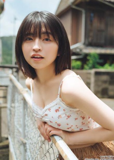 ＜佐々木ほのか＞話題の18歳美少女アイドル　前代未聞のスピードで「ヤンマガ」表紙再登場　女神降臨！