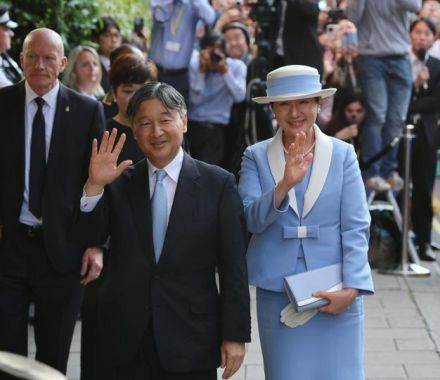 天皇、皇后両陛下、ロンドンに到着　出迎えに笑顔で