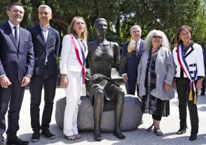 平和希求の女性像お披露目　パリ大会へ「五輪彫刻」