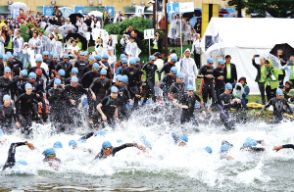 湖周と山麓、激走力泳　トライアスロン、雨中に820人挑む　長野県諏訪地方