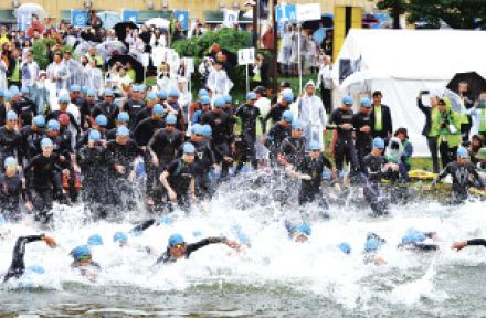 湖周と山麓、激走力泳　トライアスロン、雨中に820人挑む　長野県諏訪地方