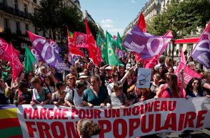 フランス各地で女性が大規模デモ、極右政党に抗議