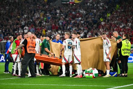 試合中に重篤な負傷のハンガリー代表FW、病院で状態が安定。指揮官「何のリスクもないと言える。数時間以内に手術を受ける」