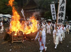 燃え上がる炎に般若心経、五穀豊穣を願う　戸隠神社中社、3年に1度の「柱松神事」