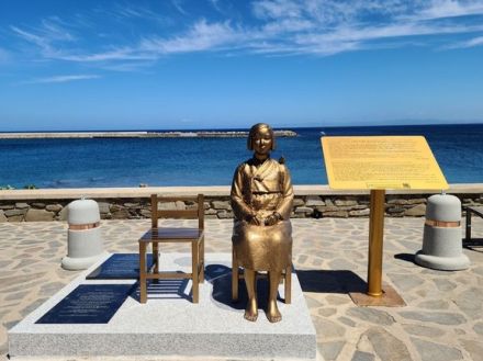 日本政府、イタリア初の平和の少女像設置に「露骨な妨害」