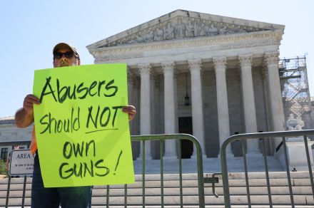 米最高裁、ＤＶ加害者の銃保持禁止する連邦法を合憲と判断