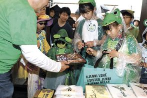 かえるまつり　梅雨空の下にぎわう　長野県松本市の縄手通り