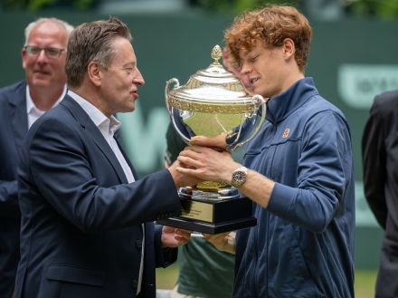 シナーが世界1位として臨んだ最初の大会でグラスコートでの初優勝「とても満足している」 [ATPハレ／テニス]