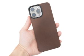 チタンフレームを隠さず使える！iPhoneの背面だけを覆うケース「NOMAD Magnetic Leather Back」