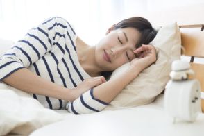 《専門医が解説》より良い睡眠に導くための6つの方法とは？「早寝早起きがいいとは限らない」「寝不足では効率が40％ダウン」