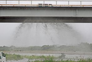 水道管破損で水漏れ　和歌山県上富田町の岩田橋