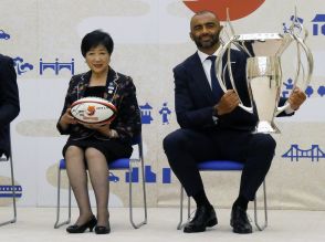 リーチ・マイケルが小池百合子都知事にサインボール贈る　所属の東芝優勝を報告