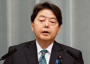 顧客情報の不適切授受、大変遺憾＝三菱ＵＦＪ銀などへの改善命令で官房長官