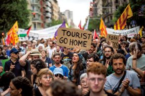 「観光客は家に帰れ！」 バルセロナ市民がオーバーツーリズムに猛反発、デモ発生