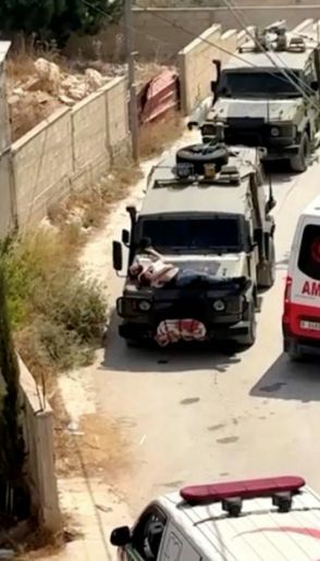 イスラエル軍、パレスチナ人を車両に縛りつけて走行　「同意」報道も