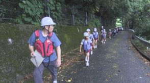 津波から逃げて高台へ　訓練で避難経路など確認　海抜5メートル、海沿いの小学校