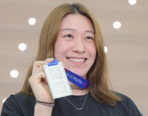 バレー女子日本代表が帰国　ＮＬで初の銀メダルの快挙　古賀主将「小さい日本がここまで。素晴らしいこと」