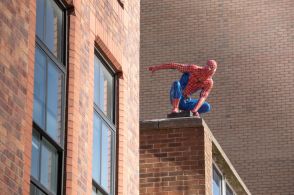 ロープなしで30階建てビルに登ろうとした“スパイダーマン”が逮捕！  救助隊が30人出動する大騒動に