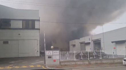 韓国 リチウム電池工場火災で22人死亡　避難経路の確保に問題か 「バッテリーの1つから爆発的な燃焼が発端」