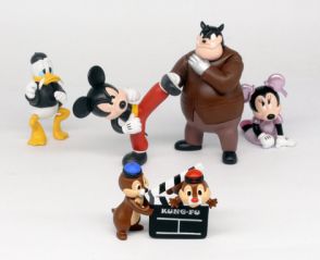 まるでカンフー映画みたいな衣装を纏った“ミッキー＆フレンズ”のフィギュアがガチャで登場！