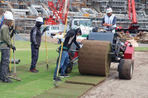 阪神２軍新球場で外野の芝張り作業スタート　阪神園芸「甲子園球場と同等の品質で保つのが前提」