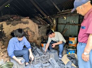 炭作りやイモの苗植え、農村の営みを地元住民と学ぶ　京都・南丹で大学生交流イベント