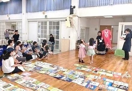 「本好きな子になってほしい」 与那国島に児童用絵本や小説など1300冊　「空とぶ図書館」多くの町民訪れる