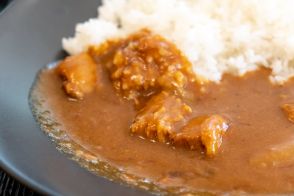 【50～60代に聞いた】家に常備しておきたい「レトルトカレー」ランキング！　2位は「ジャワカレー（ハウス食品）」、1位は？